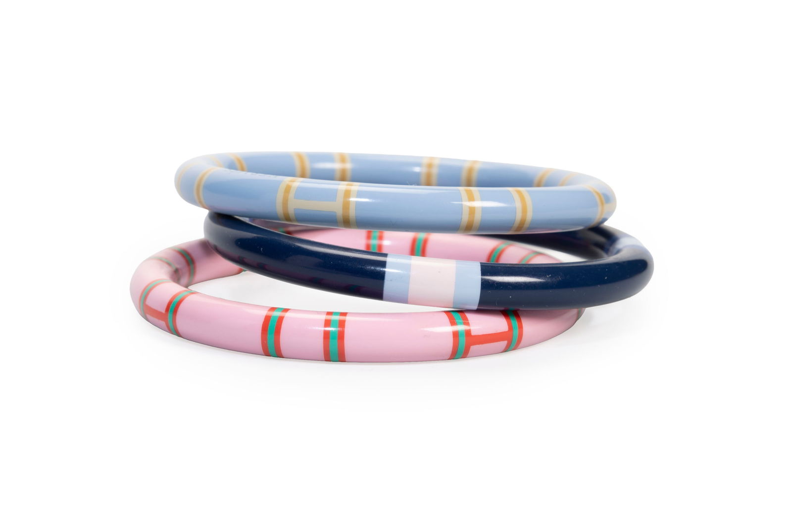 Hermès, 3 bracelets H équipe nautique en bois laqué rose, bleu pale et bleu marine, d: Hermès, 3 bracelets H équipe nautique en bois laqué rose, bleu pale et bleu marine, diam. int. 6,5 cm, T2 ConditionBon état de conservation 'Hermès' made in Vietnam, T2 Micro