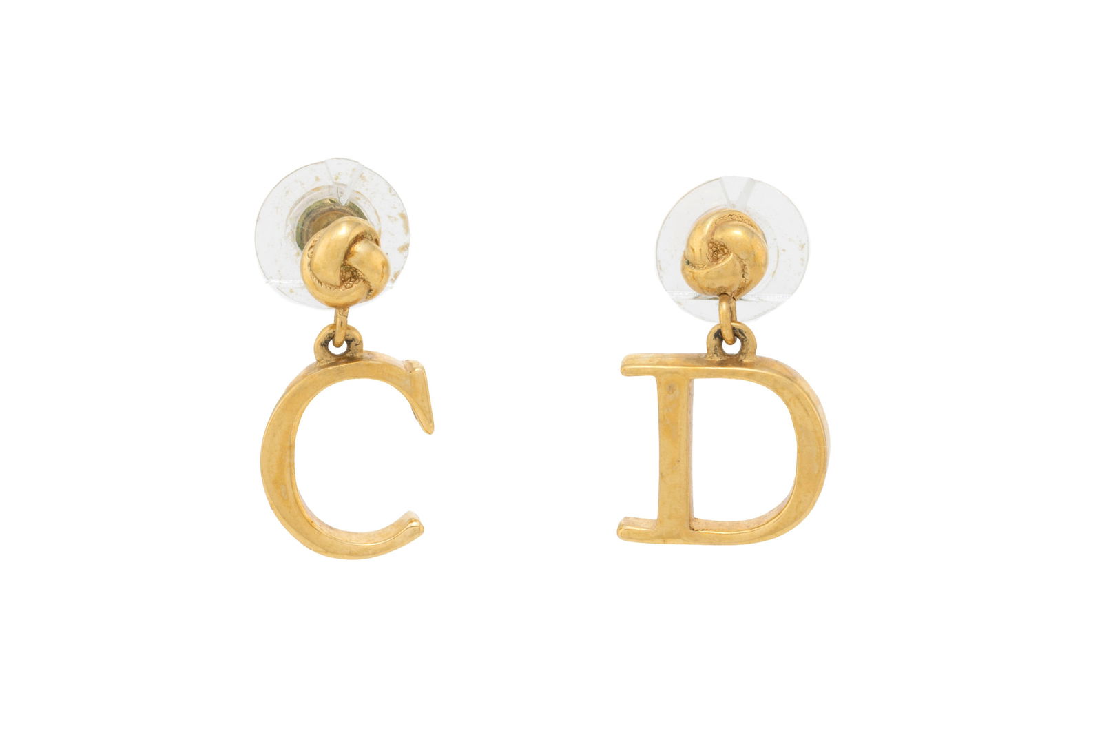Christian Dior, paire de clous d’oreilles en métal doré des lettres 'C' et 'D', h. 2: Christian Dior, paire de clous d’oreilles en métal doré des lettres 'C' et 'D', h. 2,2 cm 