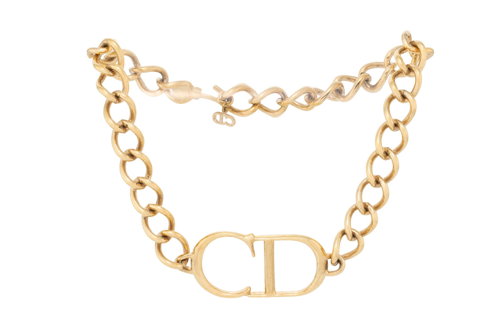 Christian Dior, collier tour du cou en métal doré centré des lettres CD, maillons cha: Christian Dior, collier tour du cou en métal doré centré des lettres CD, maillons chaîne, pochette, long. 37 cm 