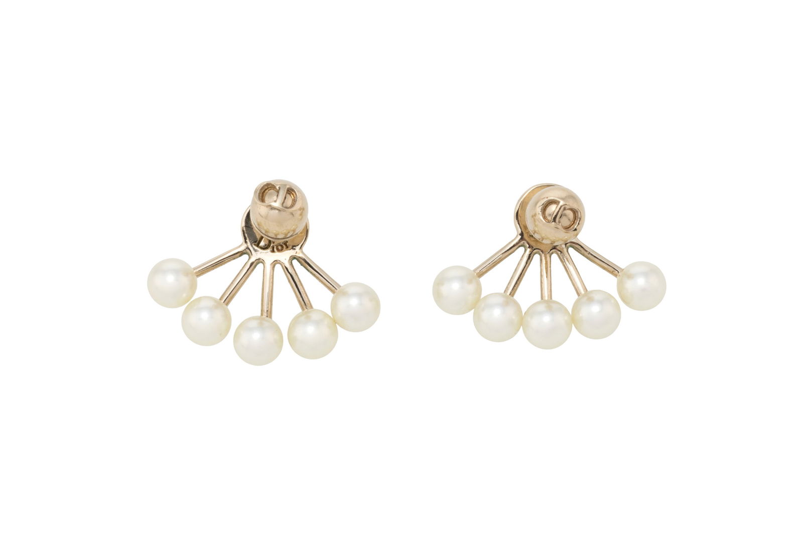 Christian Dior, paire de clous d’oreilles en imitation de perles en forme d'éventail, bo&: Christian Dior, paire de clous d’oreilles en imitation de perles en forme d'éventail, boîte, h. 1,5 cm 