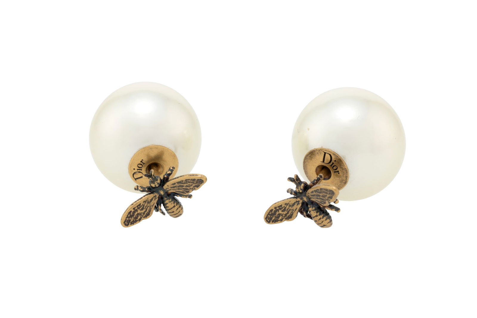 Christian Dior, paire de clous d'oreilles Tribal perles avec abeilles, pochette, boîte, total l: Christian Dior, paire de clous d'oreilles Tribal perles avec abeilles, pochette, boîte, total larg. 2 cm