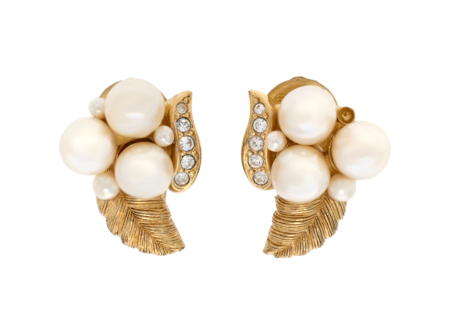 Christian Dior, paire de clips d'oreilles grappes en métal doré ornée de perles d'imi: Christian Dior, paire de clips d'oreilles grappes en métal doré ornée de perles d'imitation et strass, h. 2,5 cm 