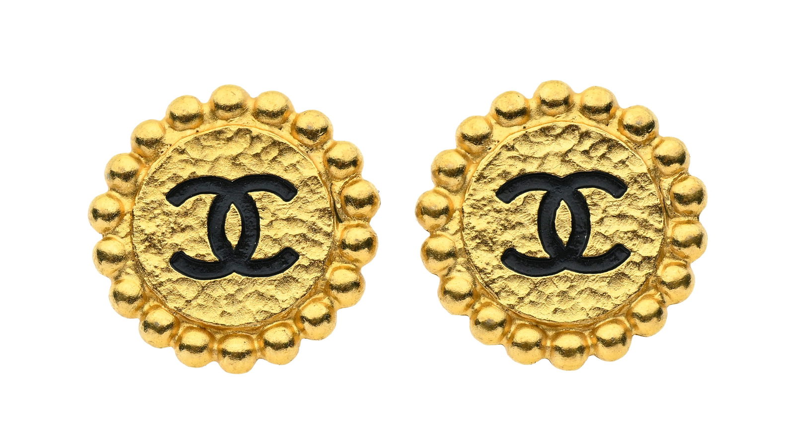 Chanel, paire de clips d’oreilles en métal doré en forme de disque ronde avec CC ent: Chanel, paire de clips d’oreilles en métal doré en forme de disque ronde avec CC entrelacé en émail noir, diam. 2,5cm 