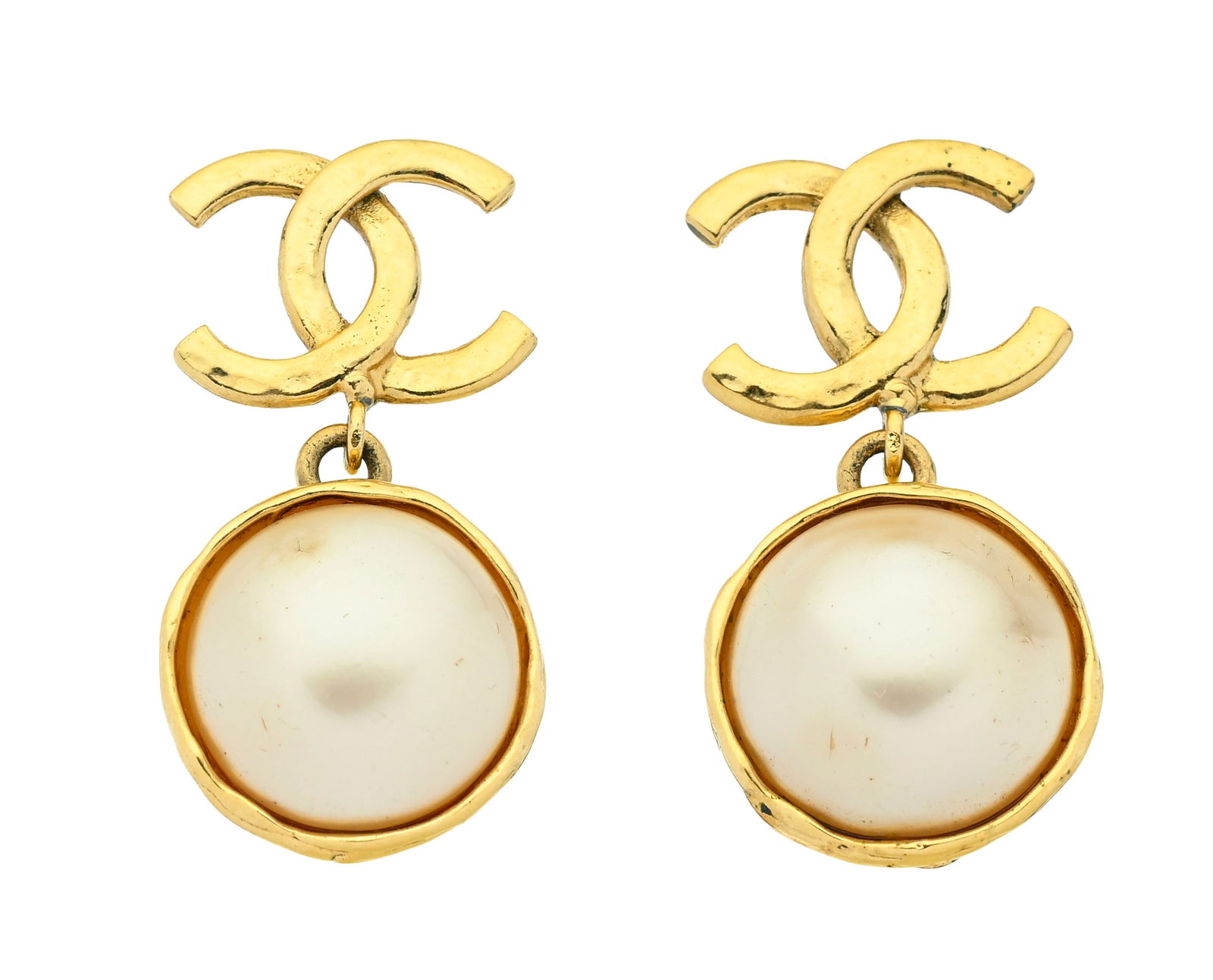 Chanel, paire de clips d’oreilles en métal doré de forme ronde sertie d’une si: Chanel, paire de clips d’oreilles en métal doré de forme ronde sertie d’une simili perle en cabochon et un pendant CC, h. 4,4 cm 