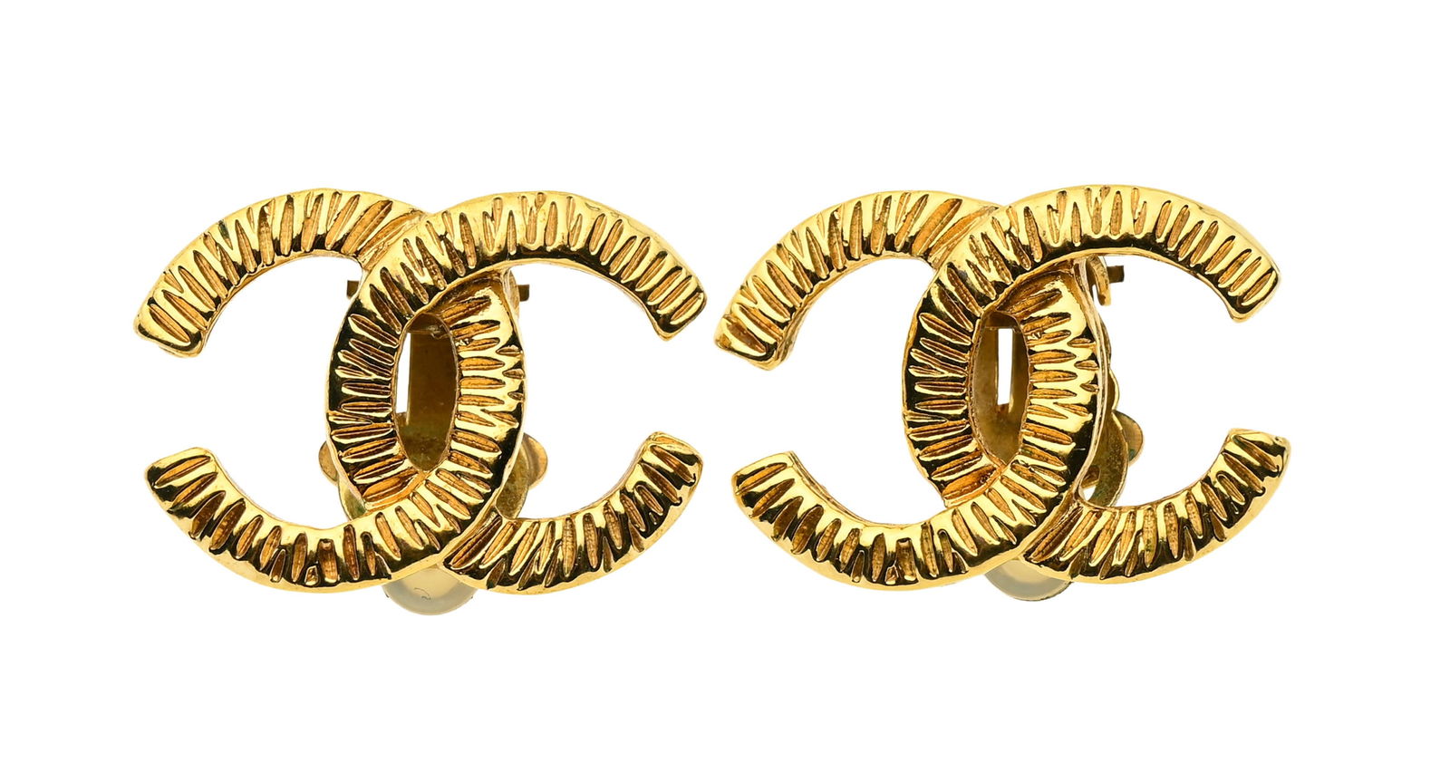 Chanel, paire de clips d’oreilles en métal doré du CC entrelacé côtelé: Chanel, paire de clips d’oreilles en métal doré du CC entrelacé côtelé, 2x3 cm 