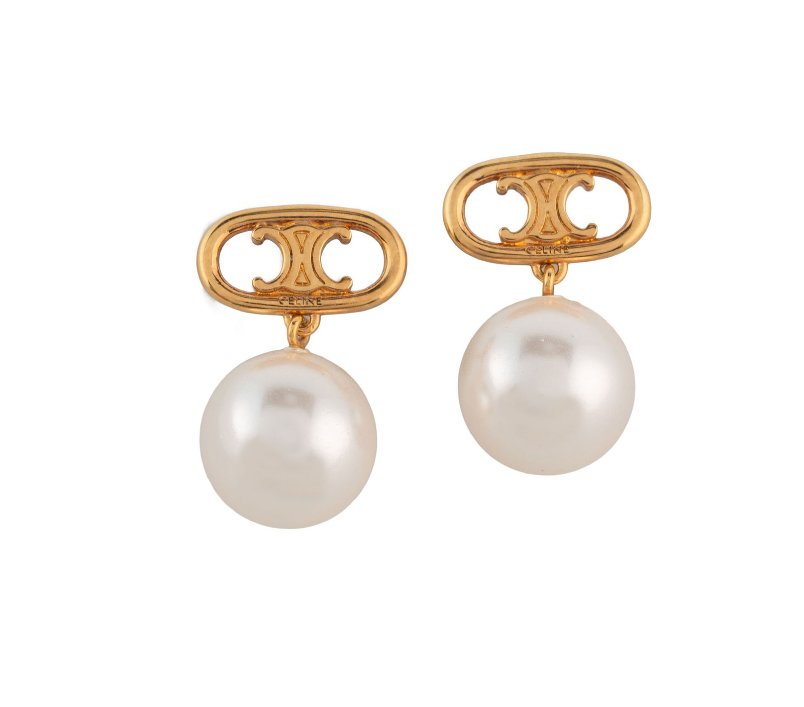 Céline, paire de boucles d'oreille Céline en métal doré retenant une perle blanc: Céline, paire de boucles d'oreille Céline en métal doré retenant une perle blanche ronde, étui, boîte, h. 1,4 cm