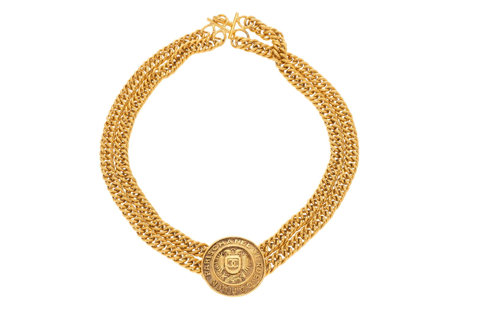 Chanel, tour du cou à chainette en métal doré composé de 2 rangs centré d'u: Chanel, tour du cou à chainette en métal doré composé de 2 rangs centré d'un médaillon Rue Cambon avec aigle bicéphale, long. 42 cm 