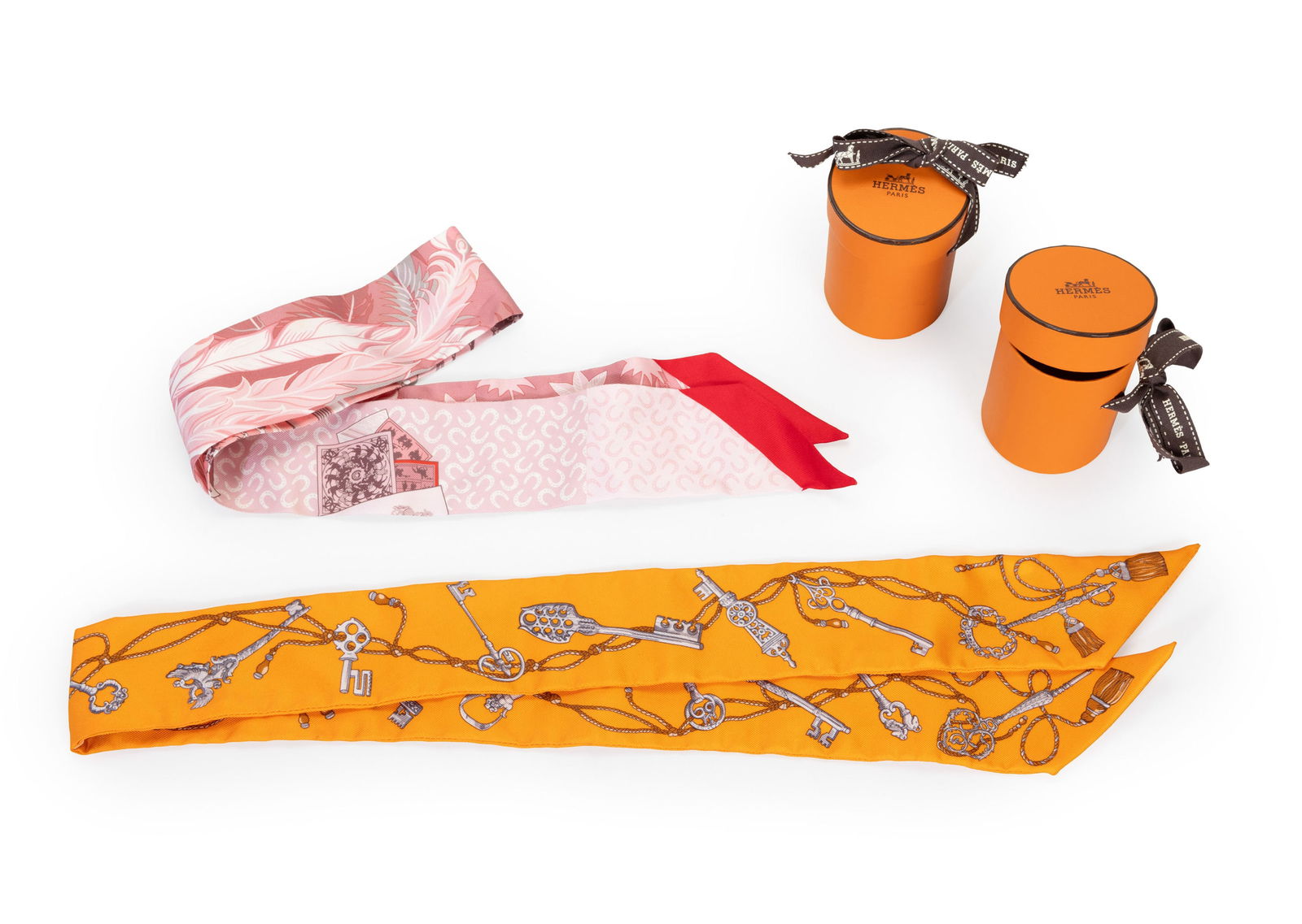 Hermès, 2 Twillys en twill de soie imprimé de motifs clefs et équestres, 2 boîte: Hermès, 2 Twillys en twill de soie imprimé de motifs clefs et équestres, 2 boîte, 86,5x5 cm 