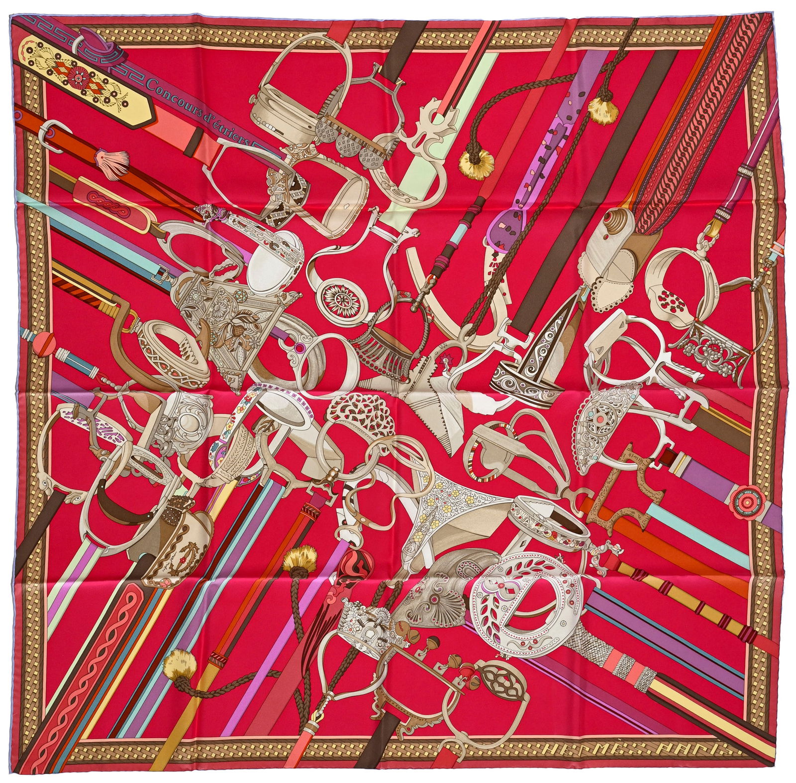 Hermès, carré en twill de soie imprimé: Concours d'étriers, fond rose fuchsia, 9: Hermès, carré en twill de soie imprimé: Concours d'étriers, fond rose fuchsia, 90x90 cm ConditionBon état de conservation 