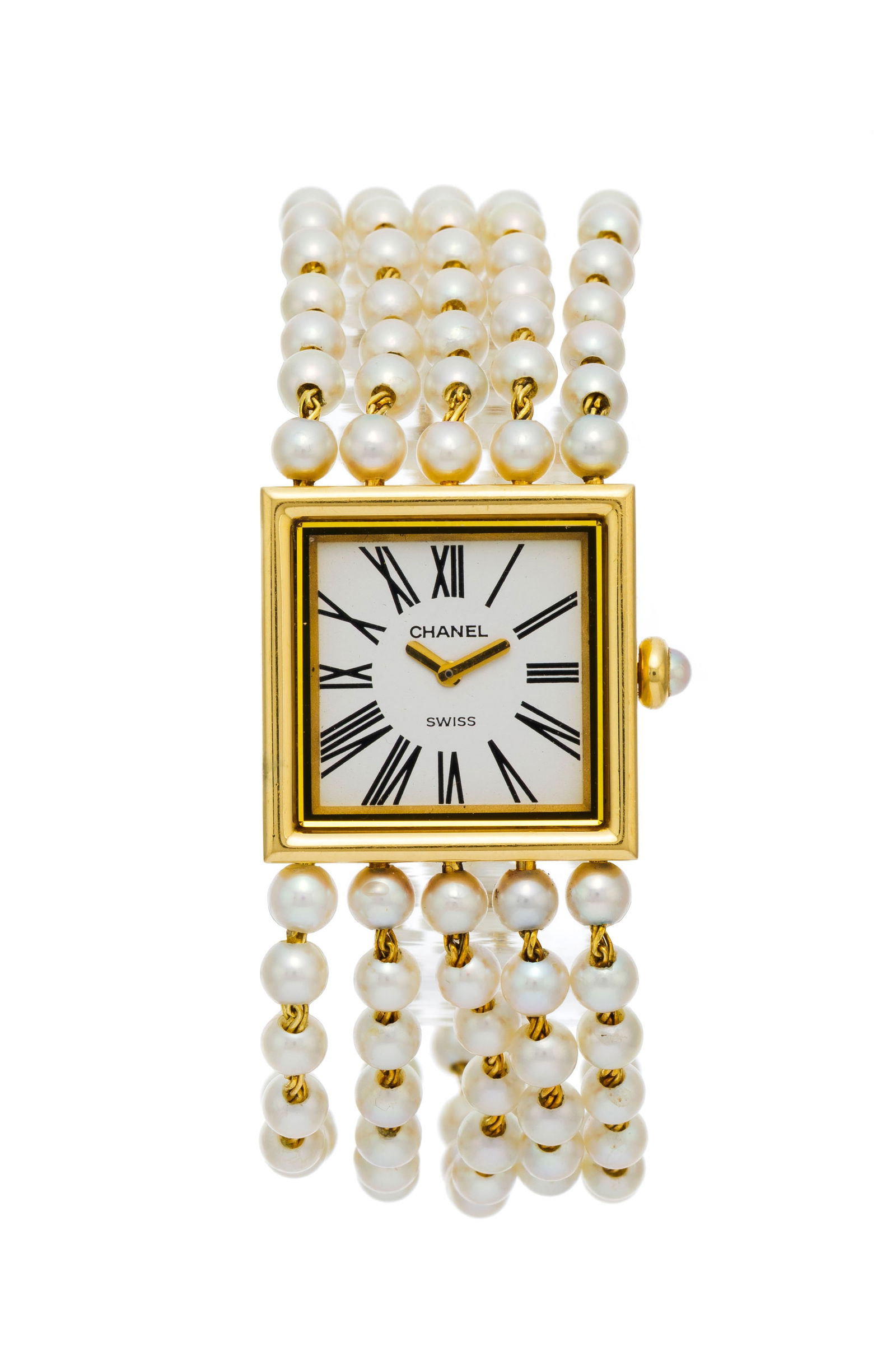 Chanel, Mademoiselle, montre en or 750 et 5 rangées de perles de culture, années 1980-90 : Chanel, Mademoiselle, montre en or 750 et 5 rangées de perles de culture, années 1980-90 Mouvement: cal. ETA 976.001, quartz, 6 rubis Boîtier: n°E.M. 30668, larg. 23 mm Signature: