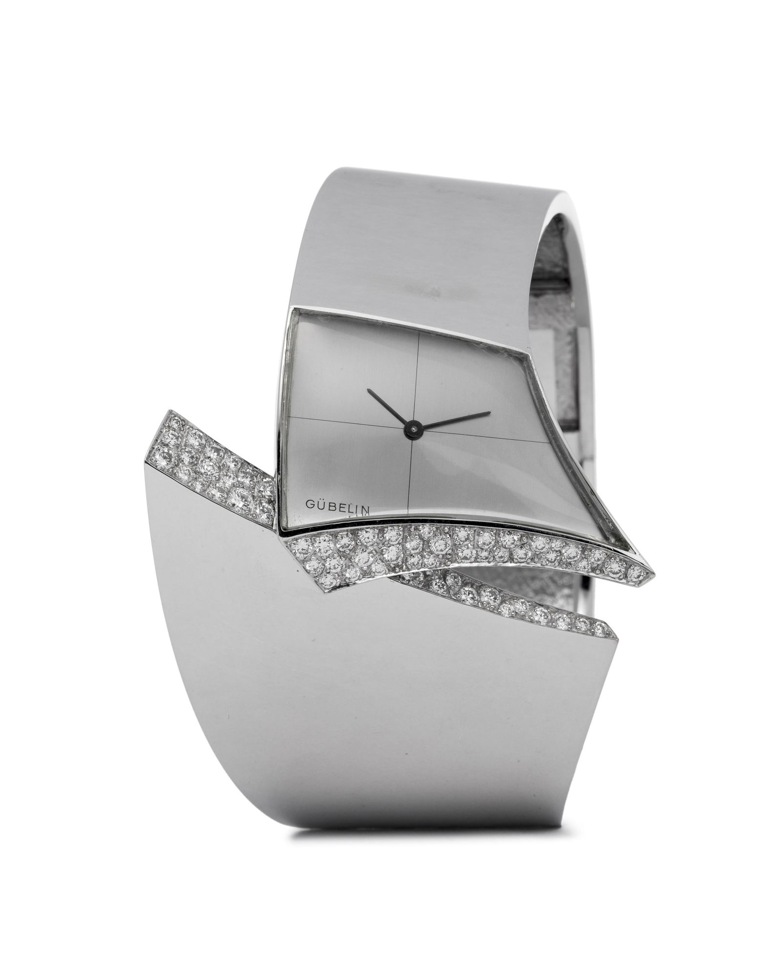 Gübelin, montre-bracelet manchette en or gris 750 sertie de diamants Mouvement: cal. G.0703, : Gübelin, montre-bracelet manchette en or gris 750 sertie de diamants Mouvement: cal. G.0703, mécanique, 18 rubis, n°11059 Boîtier: n°216116/4/10, larg. 50 mm Signature: cadran