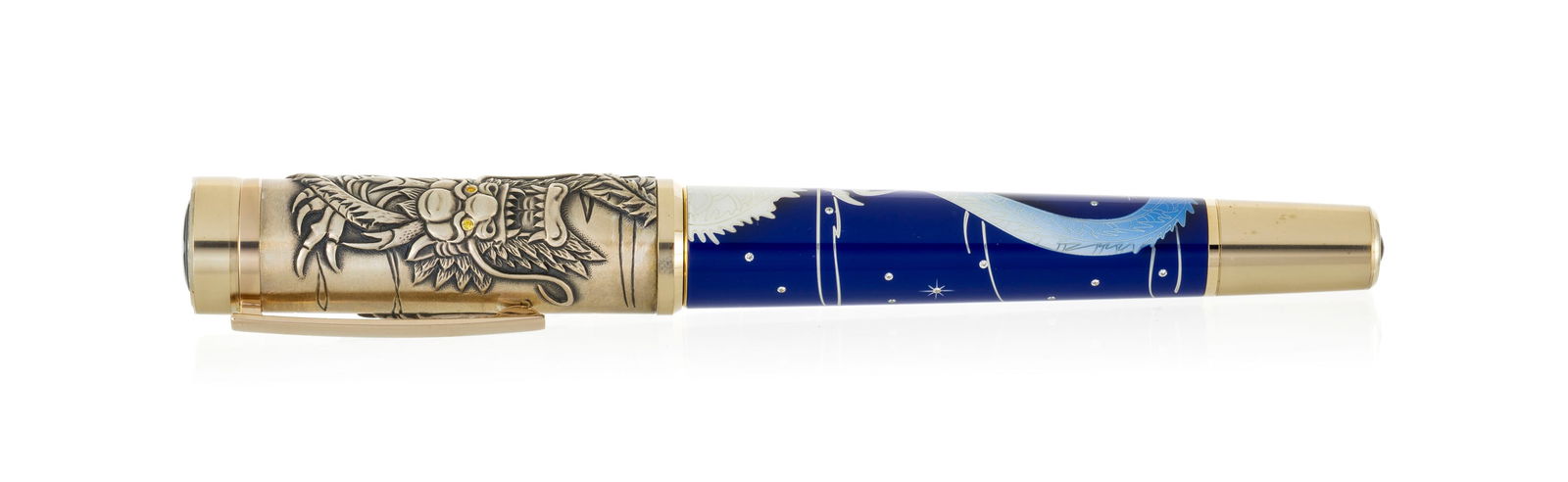 Montblanc, A Journey among Dragons, The White Dragon, Ed. Limitée n°31/88, stylo plume en : Montblanc, A Journey among Dragons, The White Dragon, Ed. Limitée n°31/88, stylo plume en or gris 750, argent ainsi qu'en laque bleu décoré du dragon blanc Bailong dans l'eau parse
