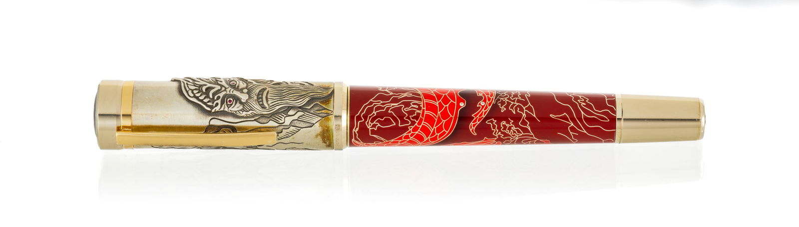 Montblanc, A Journey among Dragons, The Torch Dragon, Ed. Limitée n°13/88, stylo plume en : Montblanc, A Journey among Dragons, The Torch Dragon, Ed. Limitée n°13/88, stylo plume en or gris 750, argent ainsi qu'en laque rouge décoré du dragon torche Zhulong parsemé s
