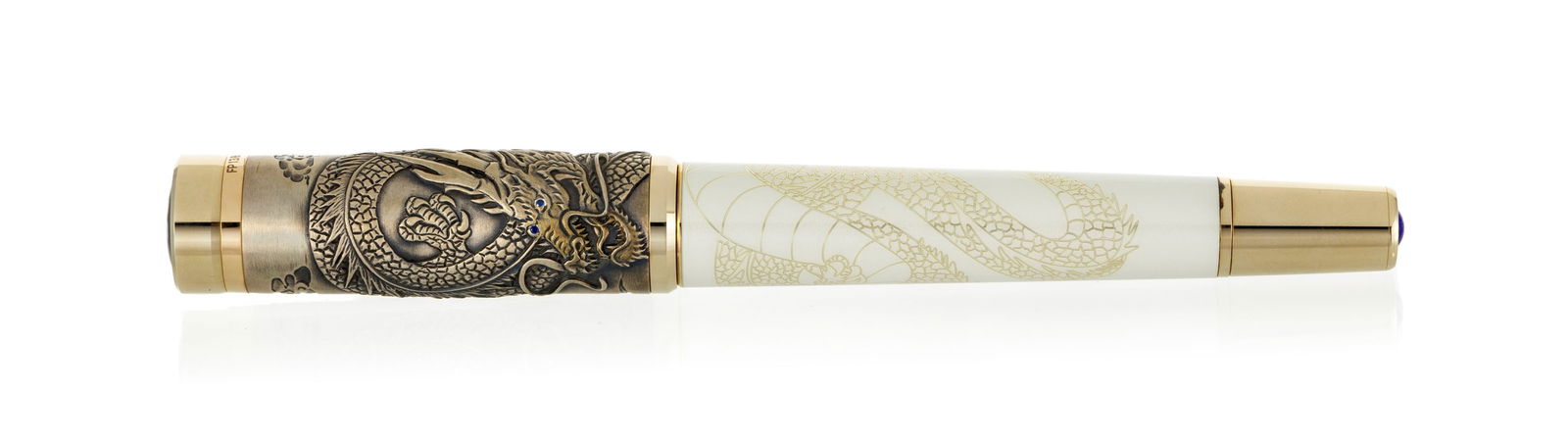 Montblanc, A Journey among Dragons, The Heavenly Dragon, Ed. Limitée n°13/88, stylo plume : Montblanc, A Journey among Dragons, The Heavenly Dragon, Ed. Limitée n°13/88, stylo plume en or gris 750, argent ainsi qu'en laque blanche pailletée décoré du dragon céle