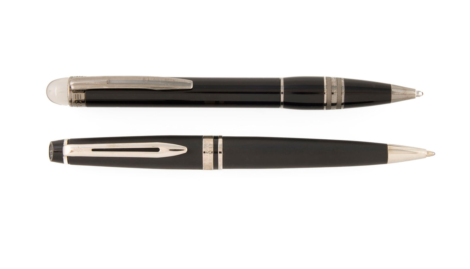 Montblanc, stylo bille en acier et résine noire, signé, long. 13.7 cm, pochette On jo: Montblanc, stylo bille en acier et résine noire, signé, long. 13.7 cm, pochette On joint un stylo bille Waterman en acier et résine noire Condition Bon état, présence d