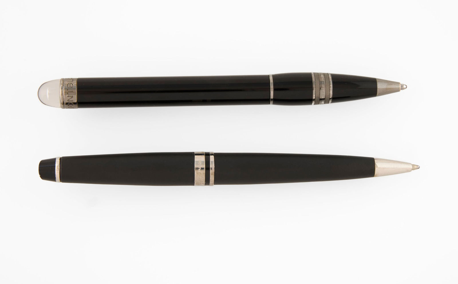 Montblanc, stylo bille en acier et résine noire, signé, long. 13.7 cm, pochette On jo - 2