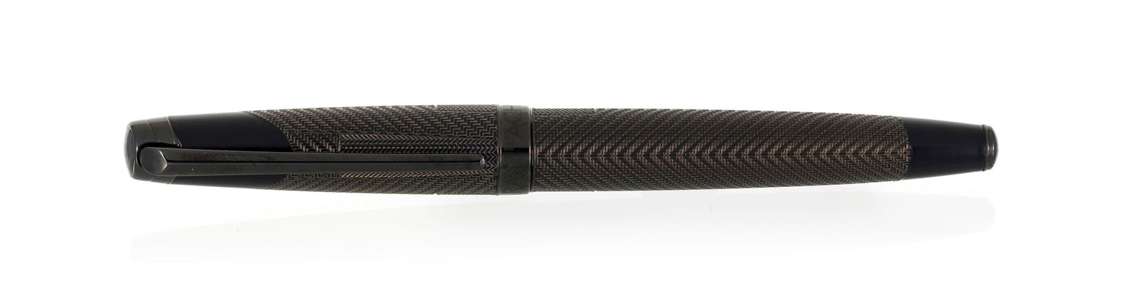 Caran D'Ache et Warner Bros, Justice League, Batman, stylo plume en métal avec revêtement : Caran D'Ache et Warner Bros, Justice League, Batman, stylo plume en métal avec revêtement en PVD noir, bec en or 750 noirci, signé, long. 13.9 cm, certificat,