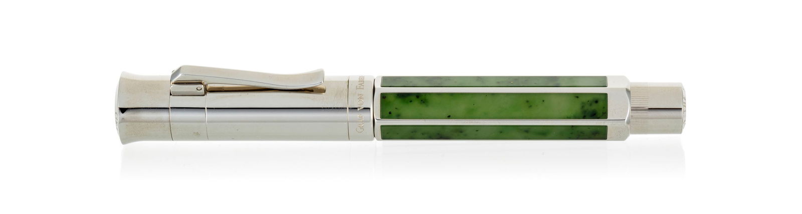Graf Von Faber-Castell, Pen of the year 2011, Ed. limitée n°0890/1761, stylo plume plaqu&#: Graf Von Faber-Castell, Pen of the year 2011, Ed. limitée n°0890/1761, stylo plume plaqué platine orné de néphrite, bec 2 ors 750, signé, numéroté, long. 13.5