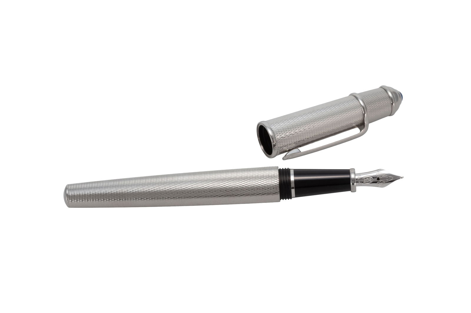 Cartier, stylo plume en métal orné sur le capuchon d'un cabochon en résine bleue, bec: Cartier, stylo plume en métal orné sur le capuchon d'un cabochon en résine bleue, bec en or gris 750, signé, numéroté 194880, long. 14 cm, boîte Condition Bon à