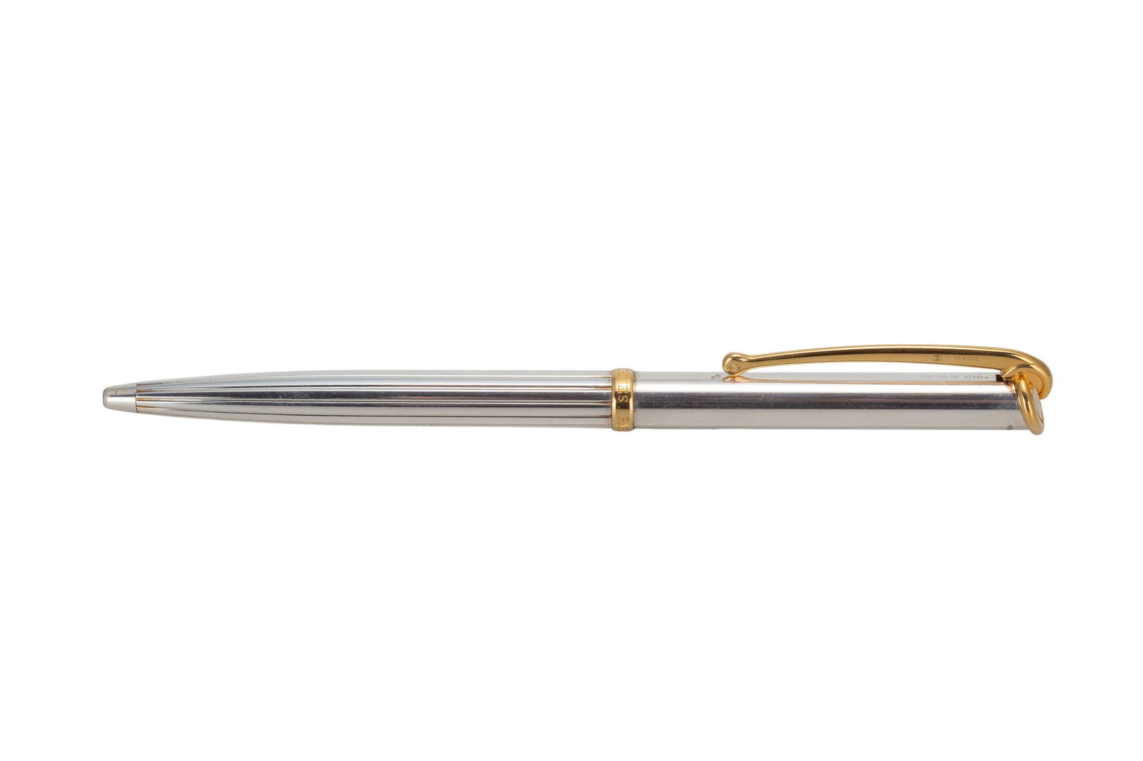 Hermès, stylo bille en argent et vermeil, signé, numéroté 2728A, long. 13.7 cm, : Hermès, stylo bille en argent et vermeil, signé, numéroté 2728A, long. 13.7 cm, carte de garantie, boîte, recharge Condition Bon état, présence de rayures et de micr