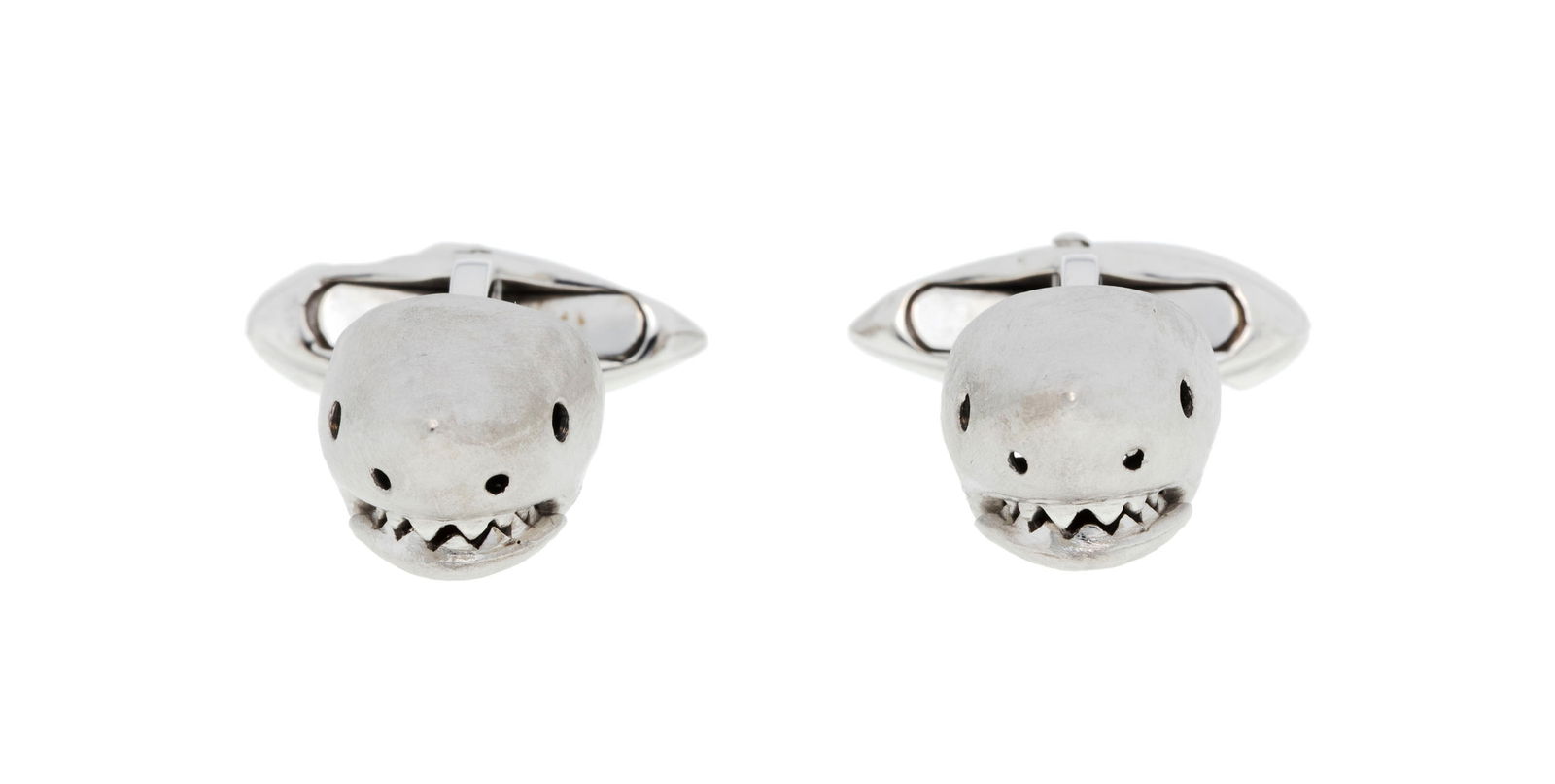 Deakin & Francis, paire de boutons de manchette or gris 750 figurant des têtes de requins, les : Deakin & Francis, paire de boutons de manchette or gris 750 figurant des têtes de requins, les mâchoires articulées faisant apparaître des diamants dans les orbites,
