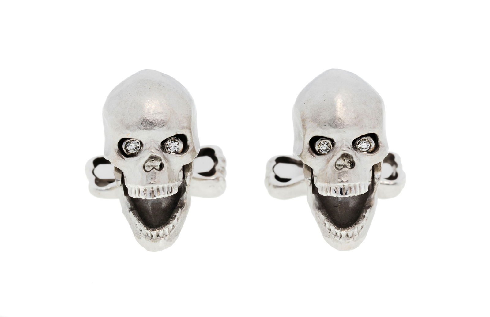 Deakin & Francis, paire de boutons de manchette or gris 750 figurant deux crânes, les mâch: Deakin & Francis, paire de boutons de manchette or gris 750 figurant deux crânes, les mâchoires articulées s'ouvrant pour faire apparaître deux diamants dans les orbites,