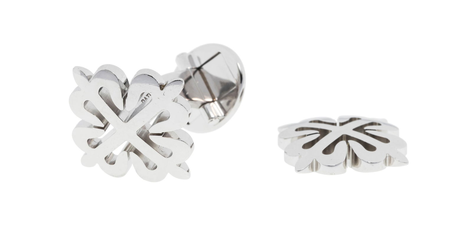 Patek Philippe, un (1) bouton de manchette or gris 750 décoré de la croix de Calatrava, on: Patek Philippe, un (1) bouton de manchette or gris 750 décoré de la croix de Calatrava, on joint un élément cassé, bouton signé, h. 2 cm, 14g (manque) ConditionMauvais