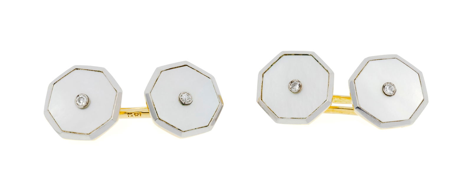 Paire de boutons de manchette octogonaux première moitié du XXe s., or 750 et platine orn&: Paire de boutons de manchette octogonaux première moitié du XXe s., or 750 et platine ornés de plaques de nacre surmontées de diamants taille 8/8, h. 1.3 cm, 6g ConditionBon