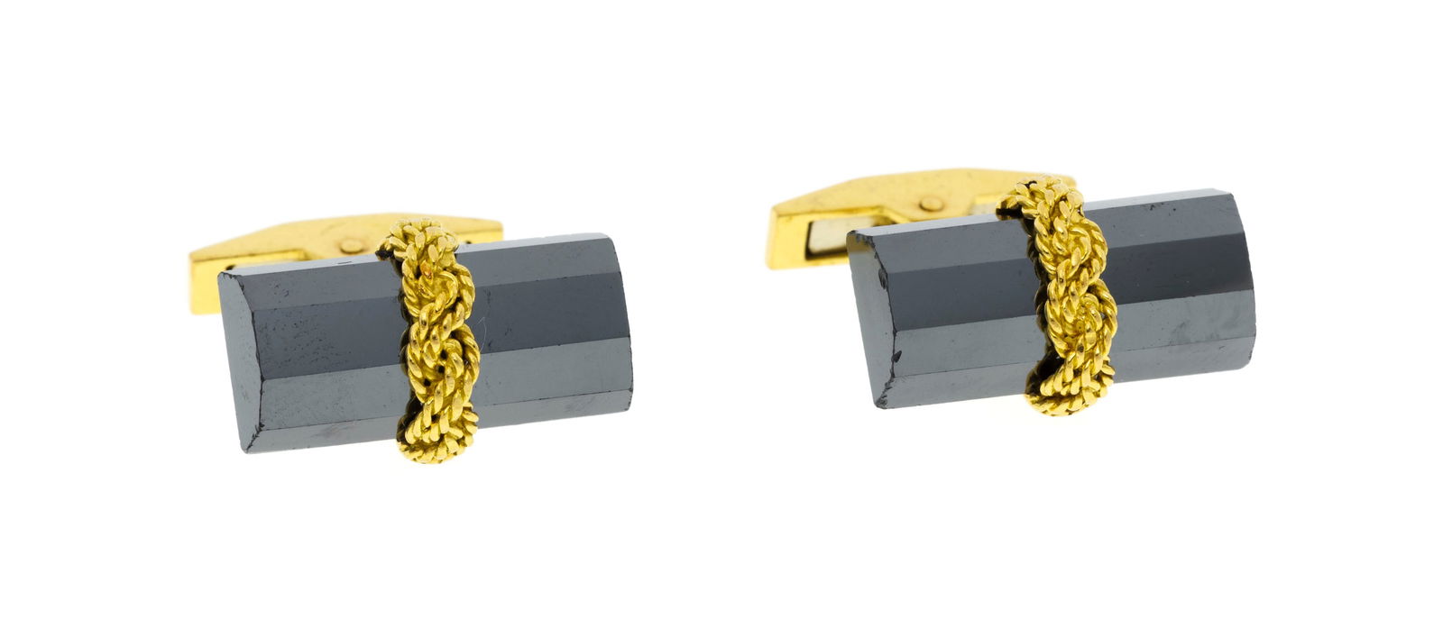 Tiffany&Co, paire de boutons de manchette or 750 effet tressé ornés d'éléments e: Tiffany&Co, paire de boutons de manchette or 750 effet tressé ornés d'éléments en hématite facettée, signés, h. 2 cm, 15g ConditionBon état de conservation