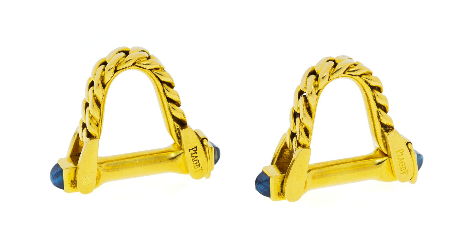 Piaget, paire de boutons de manchette or 750 sertis de saphirs taille pain de sucre, signés, h.: Piaget, paire de boutons de manchette or 750 sertis de saphirs taille pain de sucre, signés, h. 2.9 cm, 15g ConditionBon état de conservation général. Présence de nombreuses