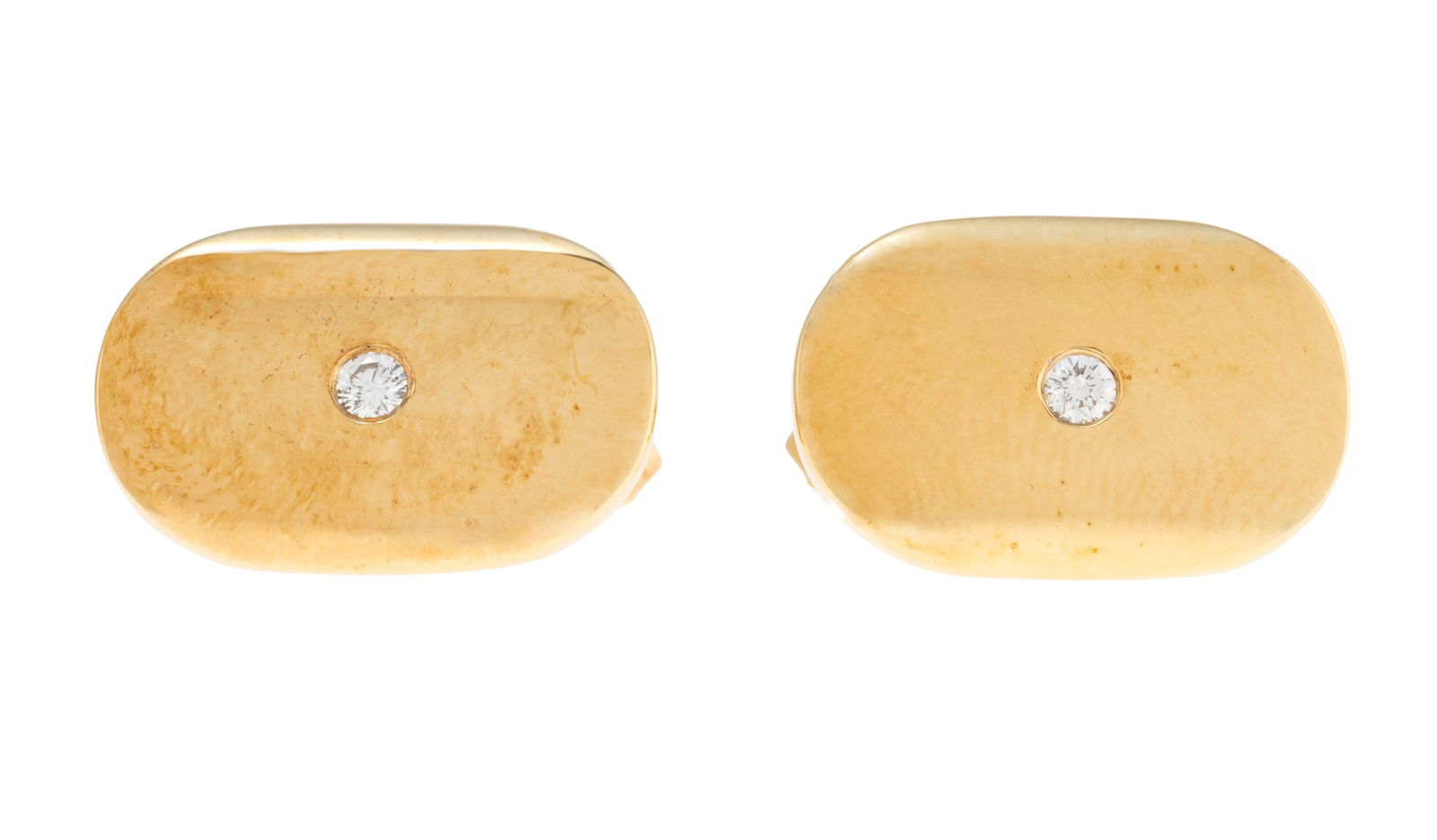 Paire de boutons de manchette or 750 de forme ovale sertis de deux diamants taille brillant, h. 1.8 : Paire de boutons de manchette or 750 de forme ovale sertis de deux diamants taille brillant, h. 1.8 cm, 13g ConditionTrès bon état de conservation général. Présence de micro