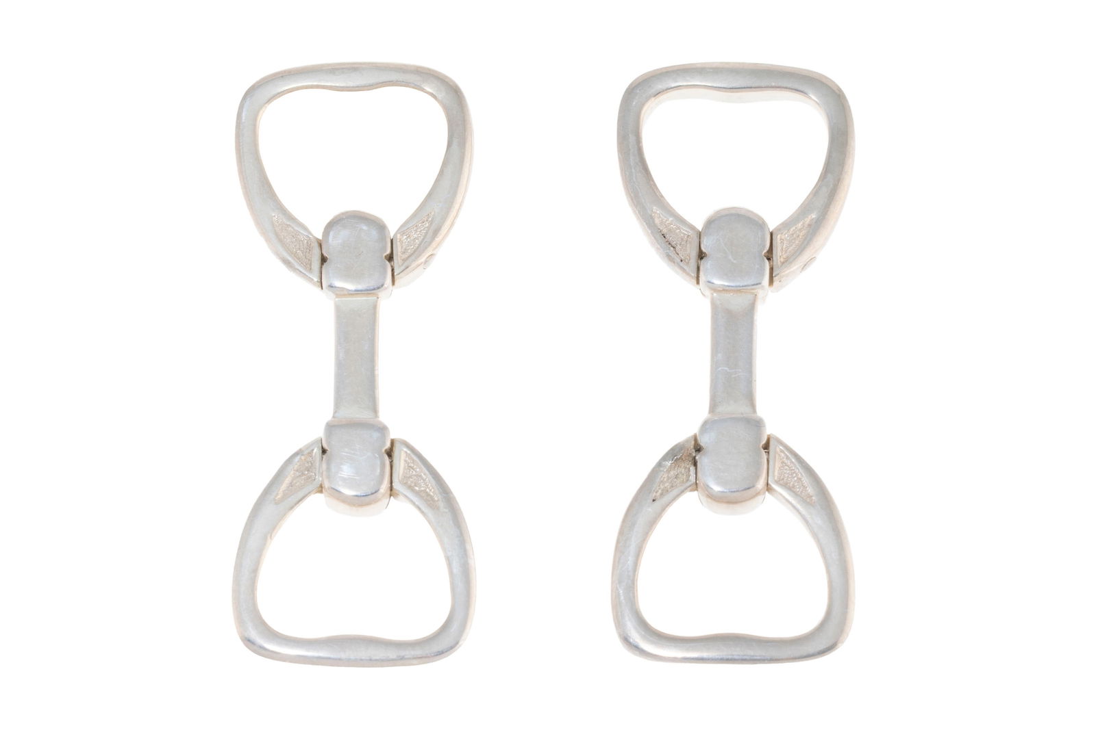 Hermès, paire de boutons de manchette étriers en argent, signés, long. 3.7 cm: Hermès, paire de boutons de manchette étriers en argent, signés, long. 3.7 cm ConditionBon état de conservation général. Présence de rayures et de micro rayures