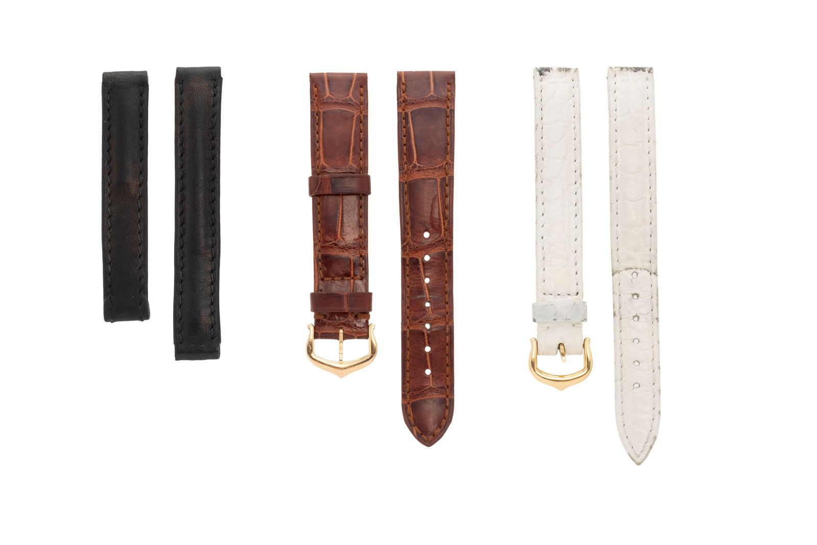 Cartier, lot de 2 boucles ardillons en or 750 et 3 bracelets respectivement en croco blanc, croco ma: Cartier, lot de 2 boucles ardillons en or 750 et 3 bracelets respectivement en croco blanc, croco marron et cuir noir, signés, larg. extrémités des bracelets 12.3, 12 et 15.6 mm, poids