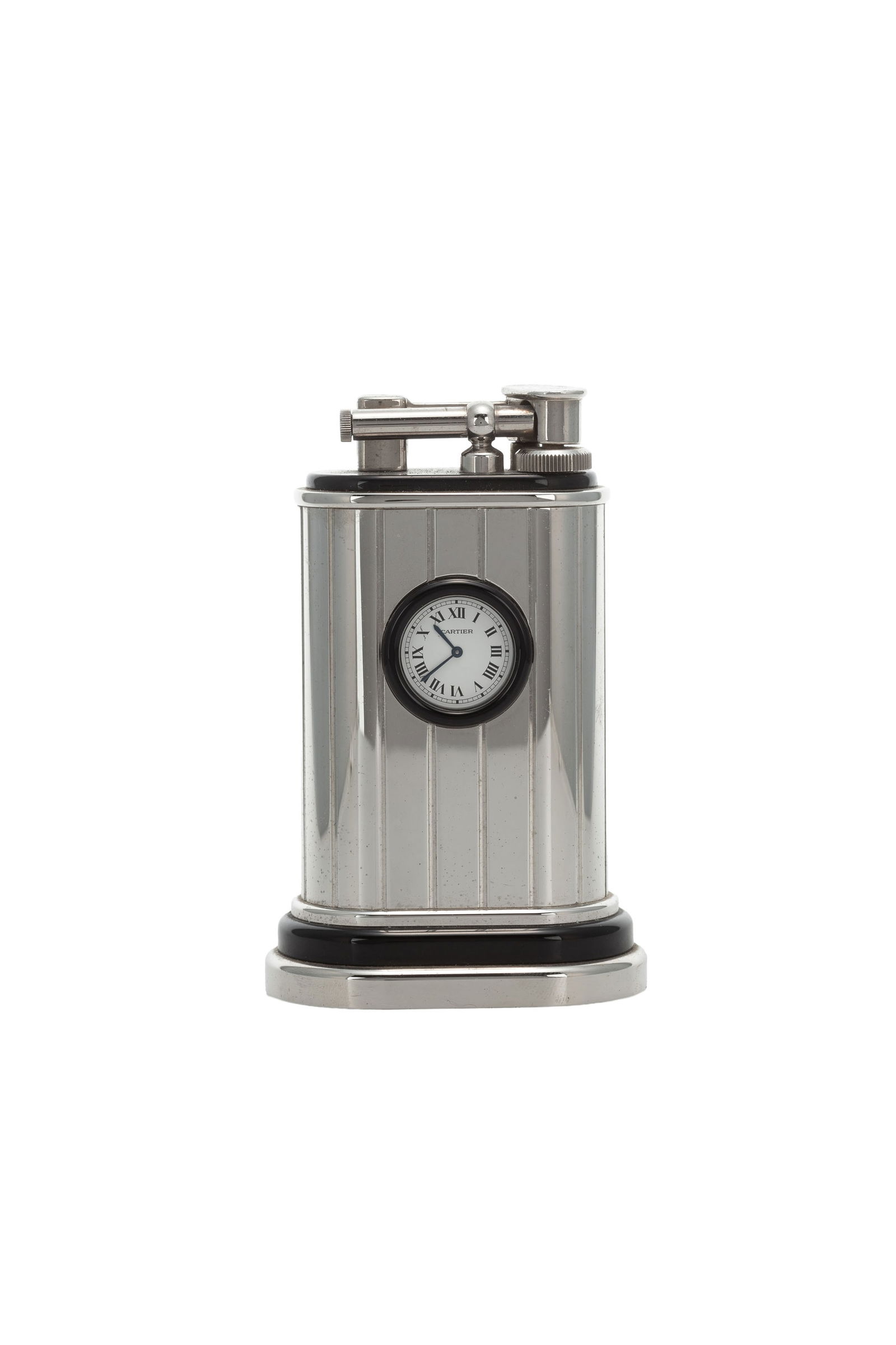 Cartier, Ed. Limitée n°0363/1000, briquet de table orné d'une pendulette en acier et : Cartier, Ed. Limitée n°0363/1000, briquet de table orné d'une pendulette en acier et résine noire, signé, numéroté, h. 11 cm Cartier, Limited Edition no.