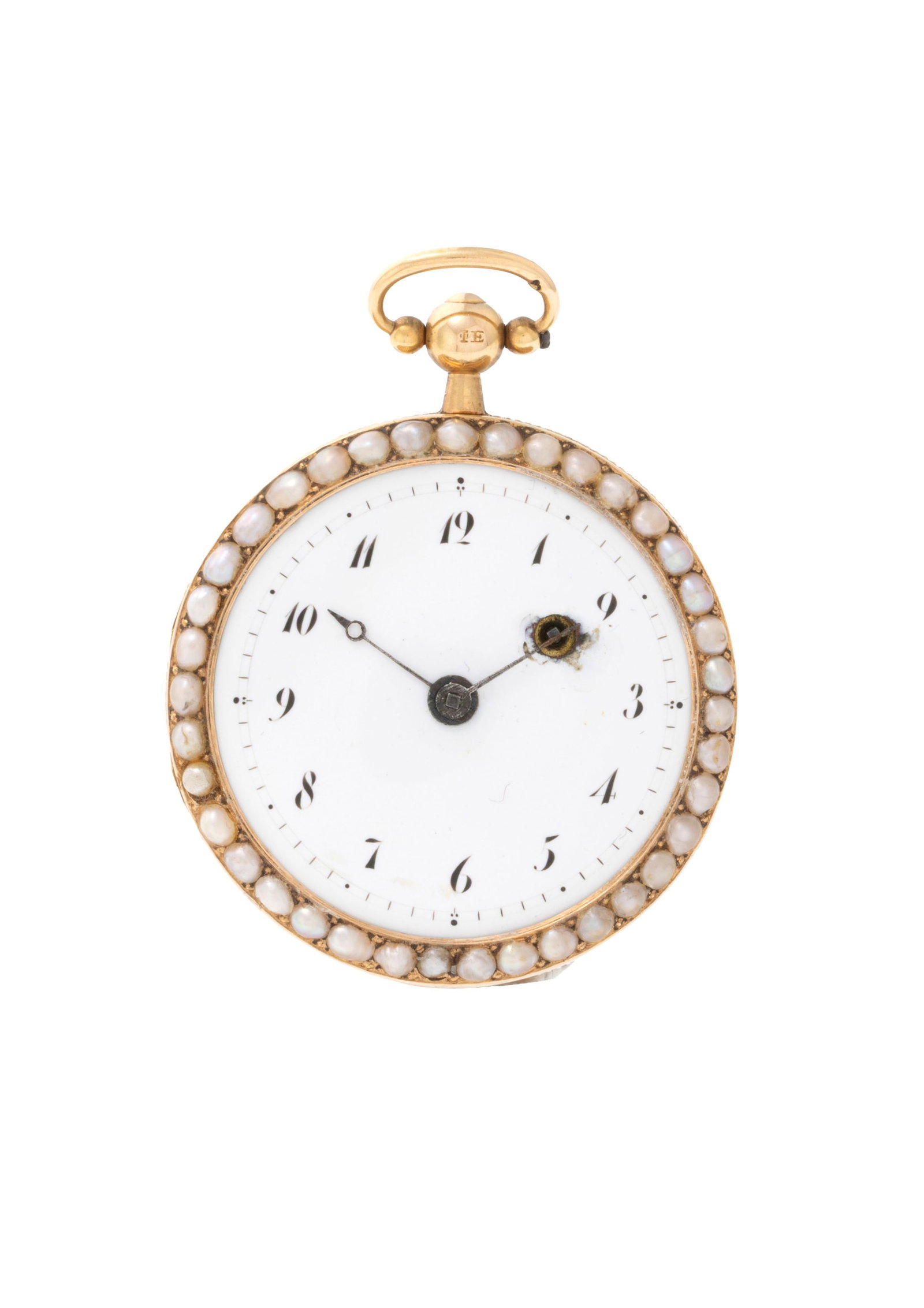 Montre de poche à coq en or ornée d'une peinture sur émail représentant un coupl: Montre de poche à coq en or ornée d'une peinture sur émail représentant un couple entouré de demi perle, fin XVIIIe s. Mouvement: mécanique Boîtier: diam. 37 mm Cond