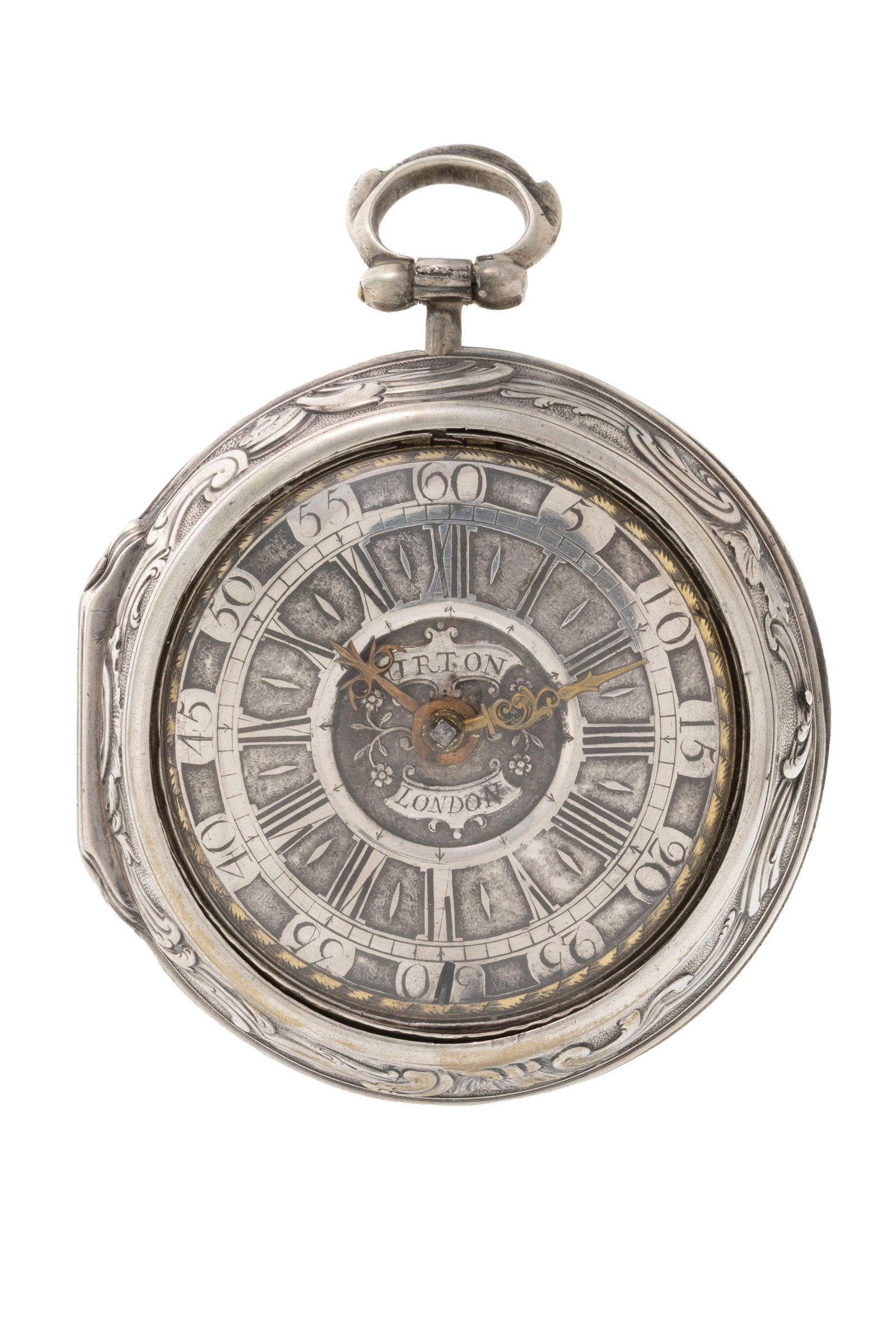 Montre de poche à coq en argent avec son boîtier de protection en argent repoussé d&#: Montre de poche à coq en argent avec son boîtier de protection en argent repoussé décoré d'une scène à l'antique, XVIIIe s. Mouvement: mécanique Boîtier: d