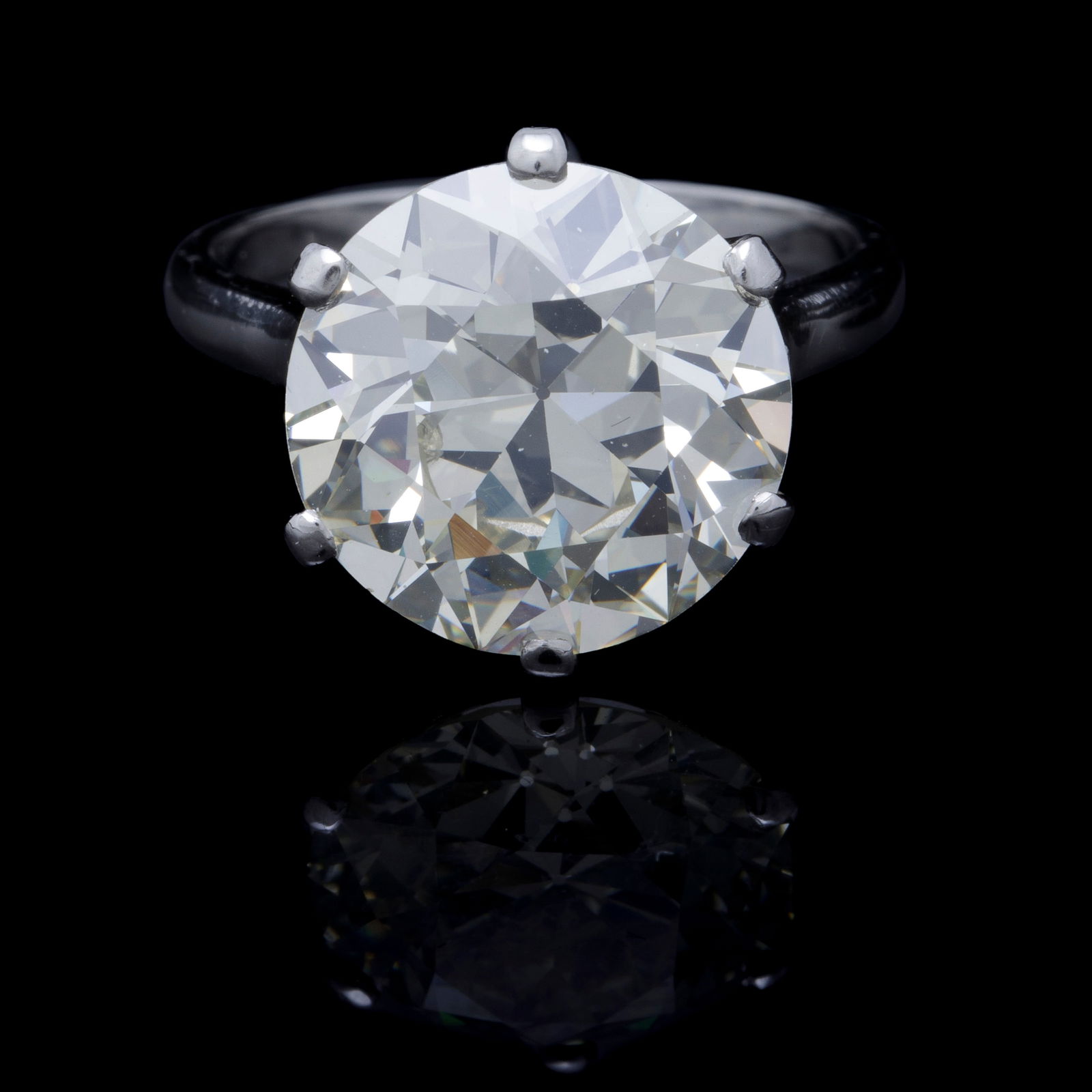 Solitaire platine serti d'un diamant taille old european (env. 6.1 cts), doigt 48-8: Solitaire platine serti d'un diamant taille old european (env. 6.1 cts), doigt 48-8 ConditionMonture: Bon état de conservation général. Une mise à taille a été