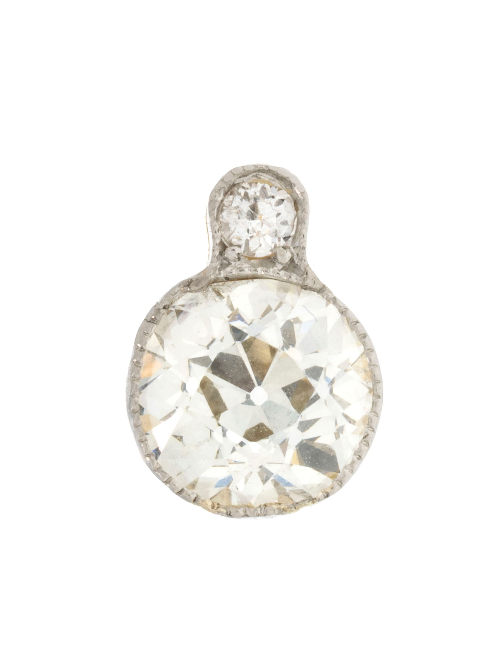 Pendentif 2 ors 585 serti de diamants taille ancienne dont un plus important (env. 0.70 ct), h. 0.8 : Pendentif 2 ors 585 serti de diamants taille ancienne dont un plus important (env. 0.70 ct), h. 0.8 cm Pour ce lot, la TVA due par l'acheteur est calculée sur le prix d'adjudication