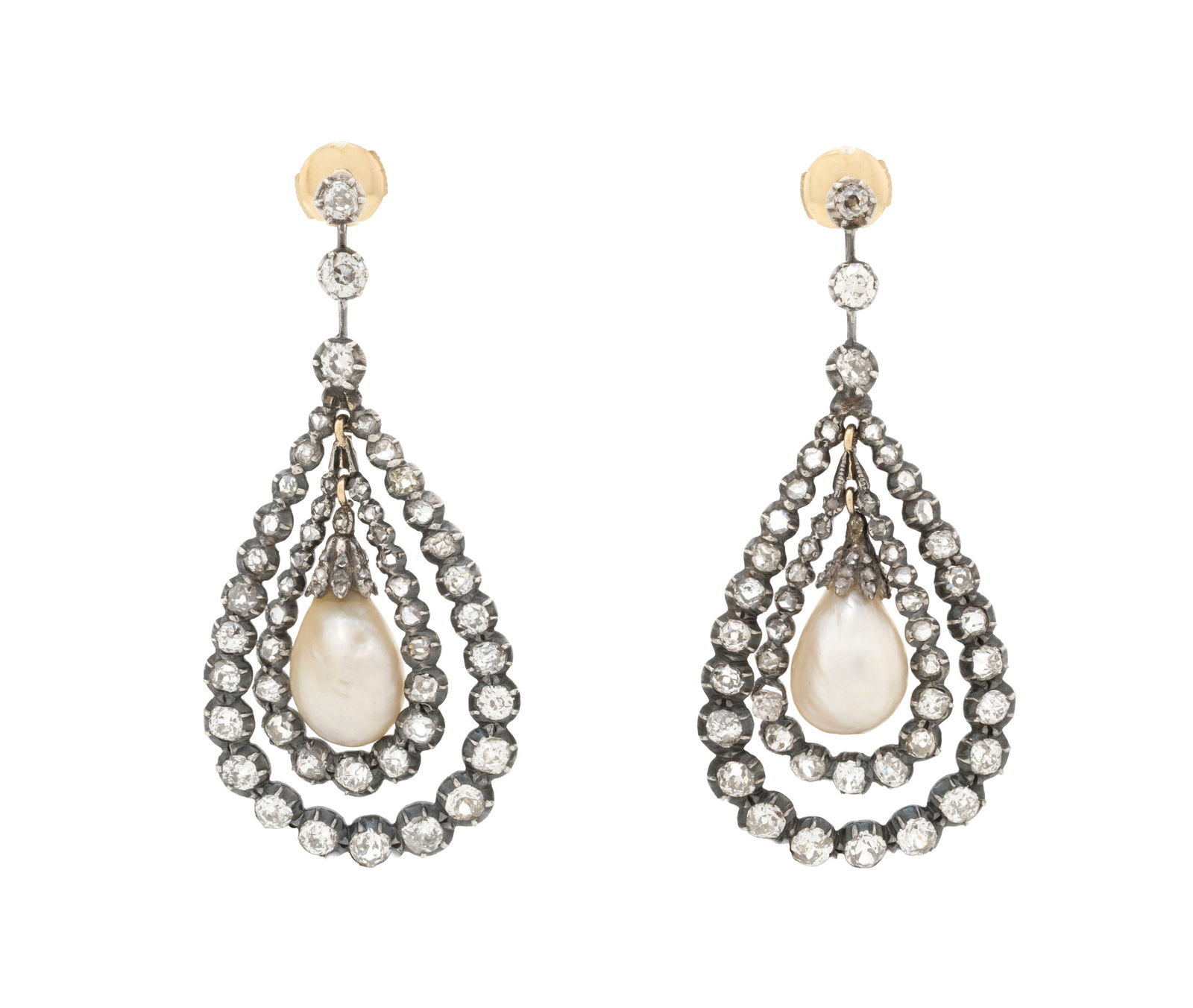 Paire de pendants d'oreilles XIXe s., or et argent retenant deux perles blanches gouttes naturelles : Paire de pendants d'oreilles XIXe s., or et argent retenant deux perles blanches gouttes naturelles d'eau de mer selon le rapport GGTL n°26-B-8955 daté du 23/02/2026, entourées de deux