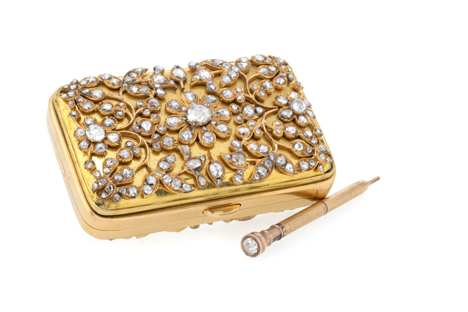 Boîte XIXe s., or 750 richement décorée de rinceaux sertis foilback de diamants taill: Boîte XIXe s., or 750 richement décorée de rinceaux sertis foilback de diamants taille rose, s'ouvrant pour dévoiler un intérieur gainé de tissu bleu avec un carnet de ba