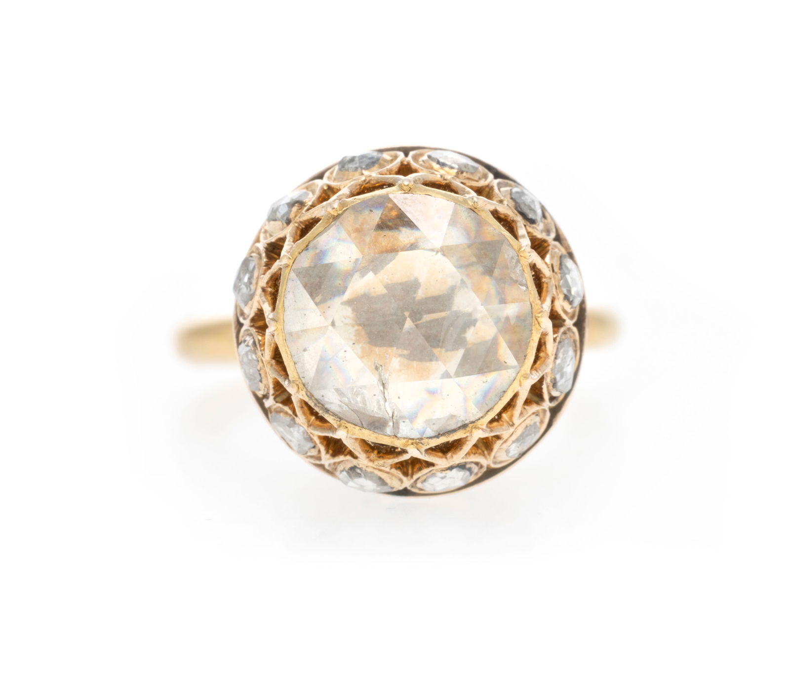 Elément partiellement XIXe s., or ajouré d'un décor feuillagé pavé foilback: Elément partiellement XIXe s., or ajouré d'un décor feuillagé pavé foilback de diamants taille rose dont un plus important, h. 5.5 cm, 17g ConditionBon état de