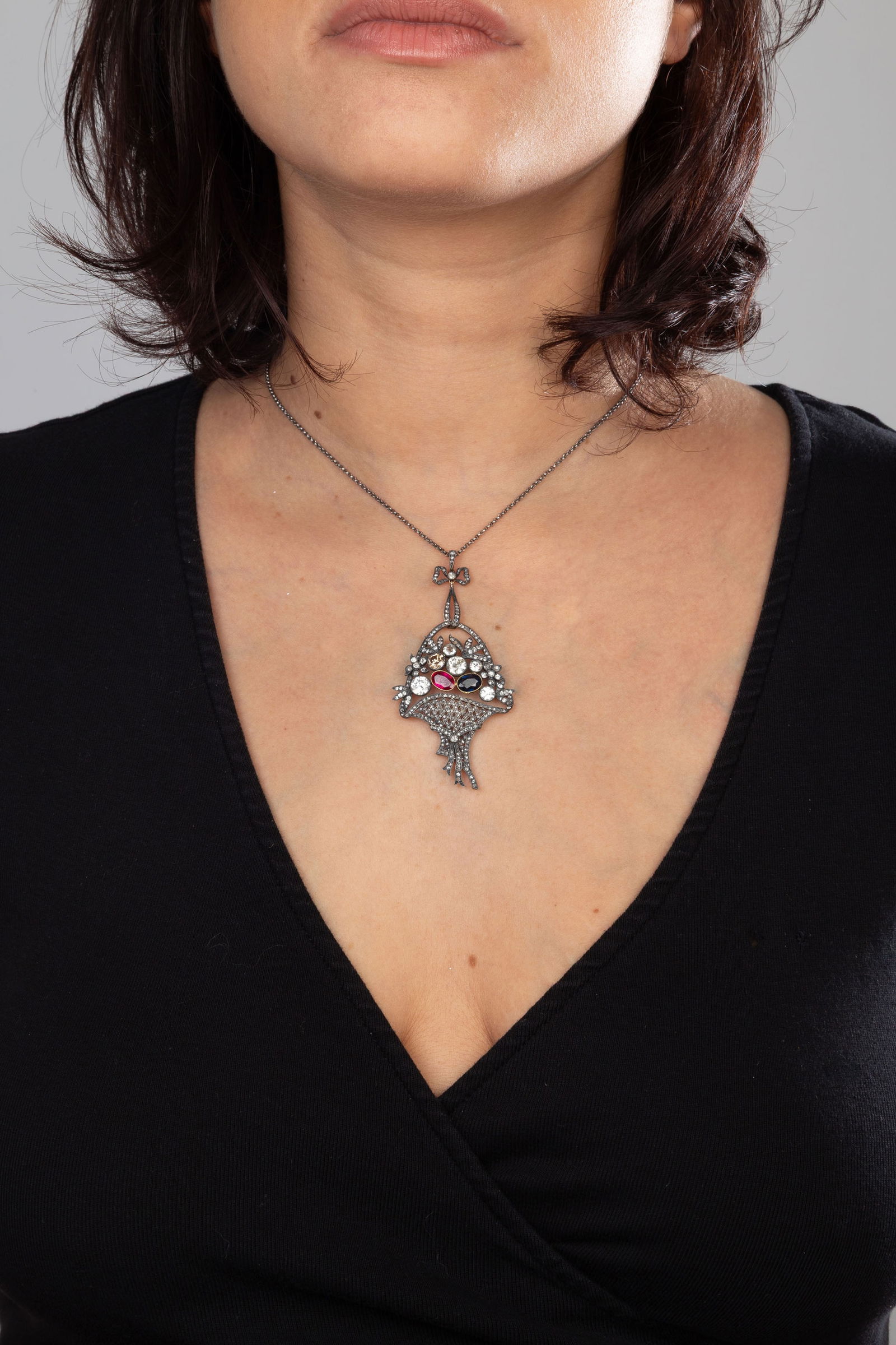 Collier fin XIXe s., or et argent noirci figurant un panier ajouré pavé de diamants taille - 4