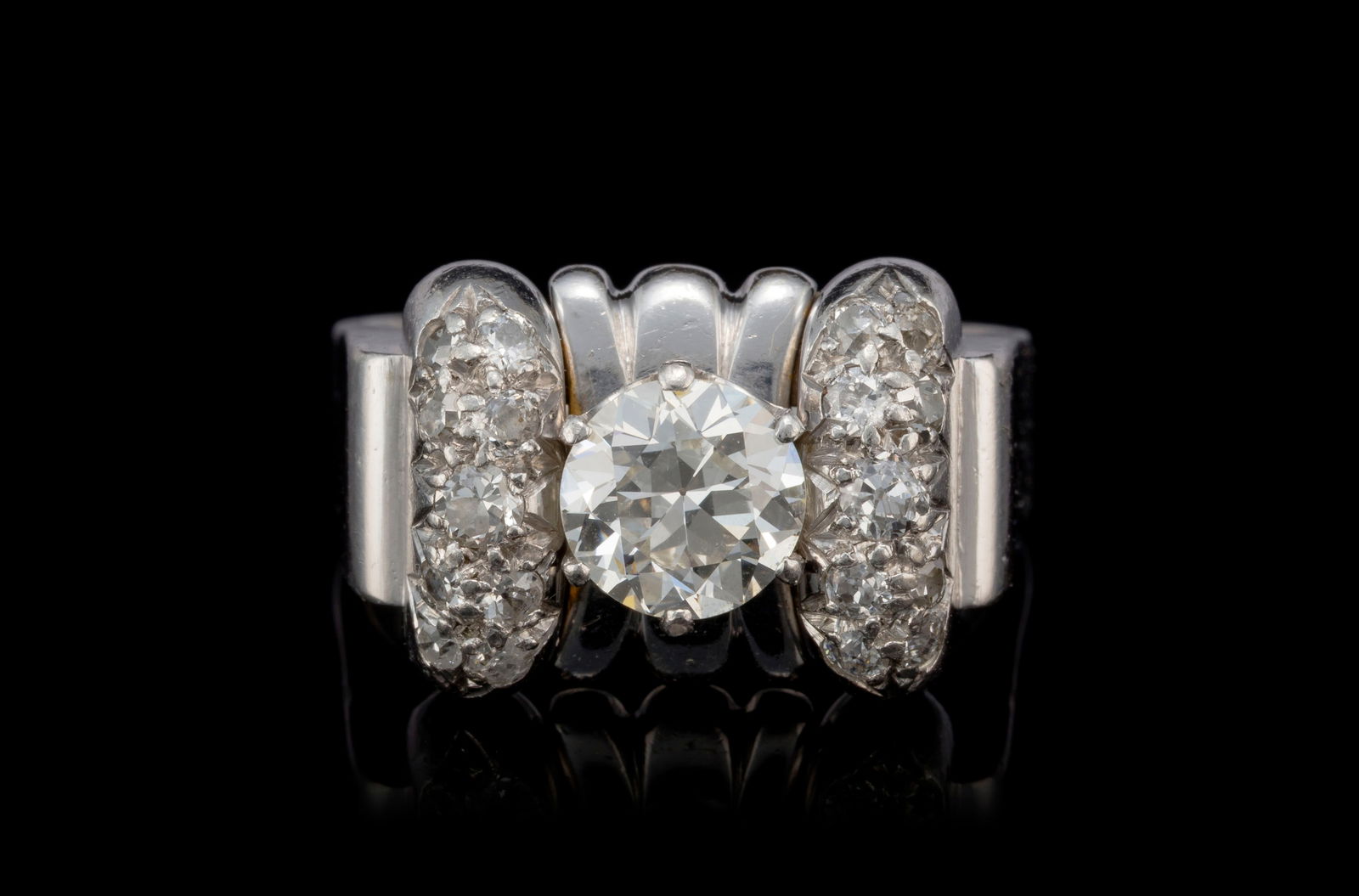 Bague Art Déco platine centrant un diamant taille intermédiaire (env. 1.3 ct) épaul&#: Bague Art Déco platine centrant un diamant taille intermédiaire (env. 1.3 ct) épaulé de bandes de diamants taille ancienne, doigt 59-19, 15g ConditionBon état de conservation