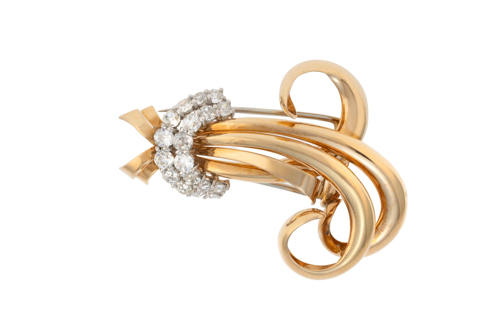 Patek Philippe, broche années 1940-50 2 ors 750 sertie de deux rangées de diamants taille : Patek Philippe, broche années 1940-50 2 ors 750 sertie de deux rangées de diamants taille ancienne, h. 5.3 cm, 17g Condition Bon état de conservation général. Présence de