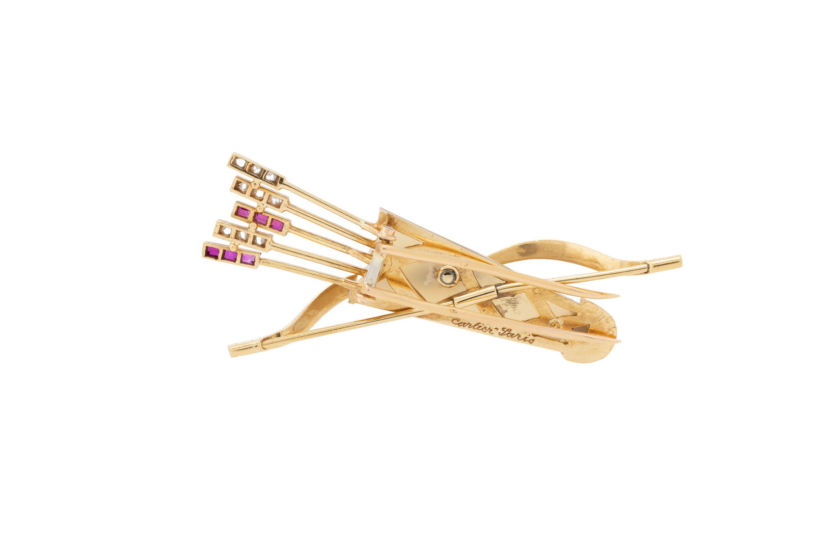 Cartier, broche années 1940-50 or 750 figurant un carquois en calcédoine avec un arc et de - 3