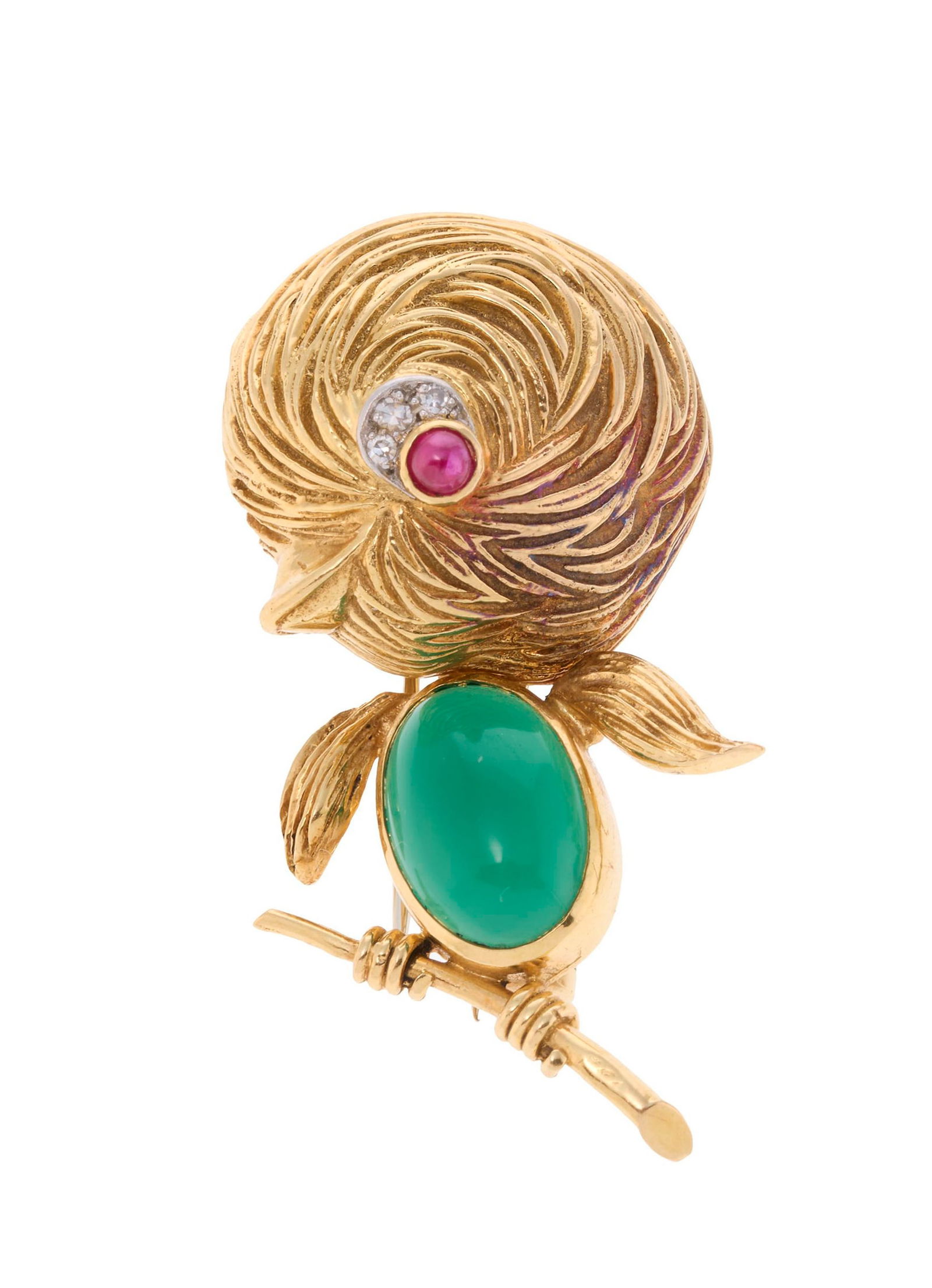 Van Cleef & Arpels, broche figurant un oiseau sur une branche or 750 gravé stylisant le plumage: Van Cleef & Arpels, broche figurant un oiseau sur une branche or 750 gravé stylisant le plumage, le corps serti d'un cabochon de chrysoprase et l'œil de diamants ainsi que d'un rubis,