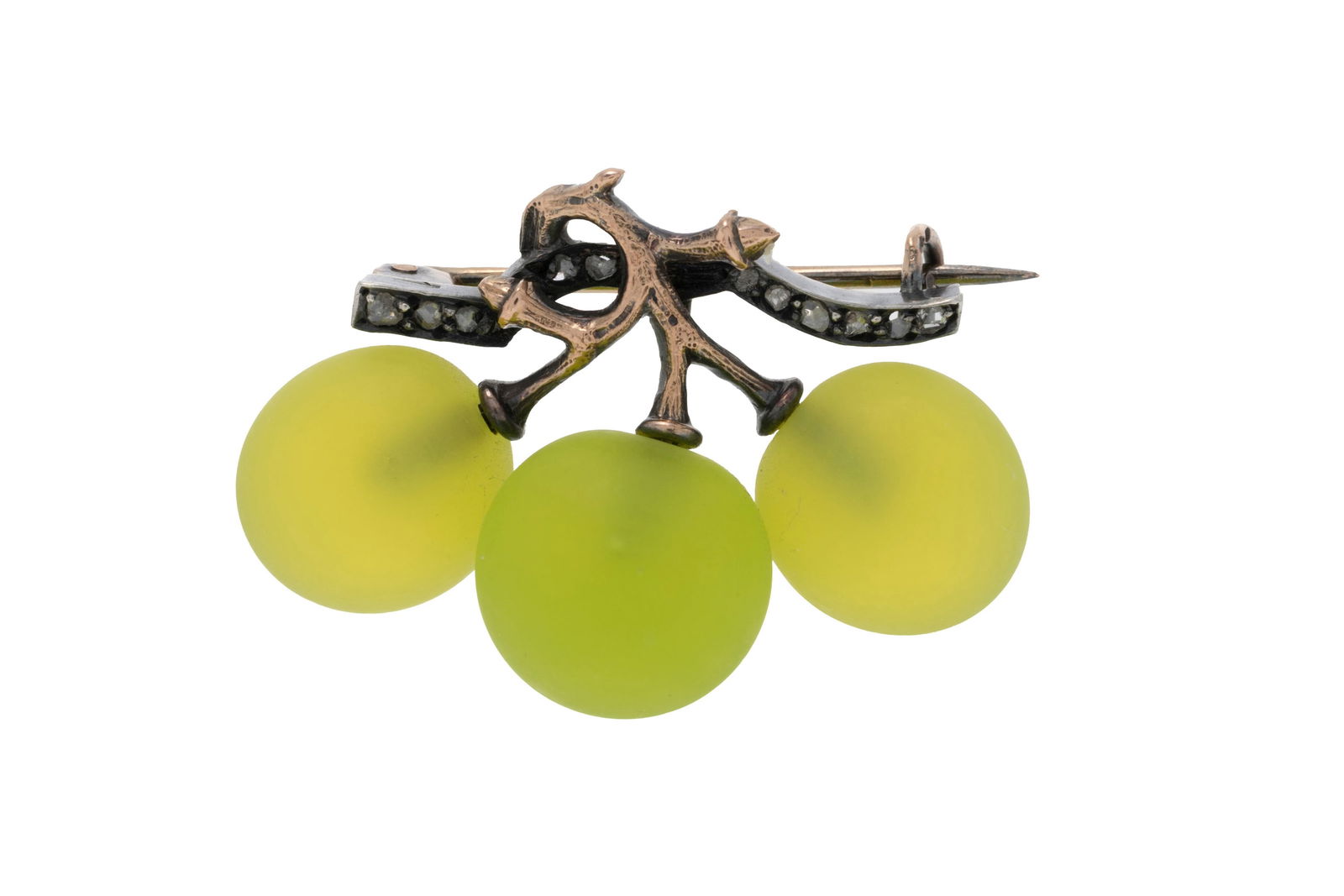 Fonsèque et Olive, broche fin XIXe s., or et argent figurant une grappe de raisins en pâte: Fonsèque et Olive, broche fin XIXe s., or et argent figurant une grappe de raisins en pâte de verre sertie de diamants taille rose, long. 3.5 cm ConditionTrès bon état de