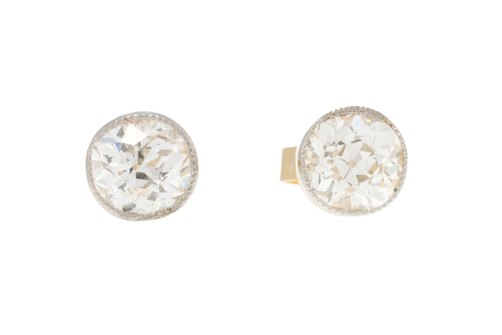 Paire de clous d'oreilles 2 ors 750 sertis de diamants taille ancienne (env. 0.7 ct chacun): Paire de clous d'oreilles 2 ors 750 sertis de diamants taille ancienne (env. 0.7 ct chacun) Pour ce lot, la TVA due par l'acheteur est calculée sur le prix d'adjudication augmenté de l'é