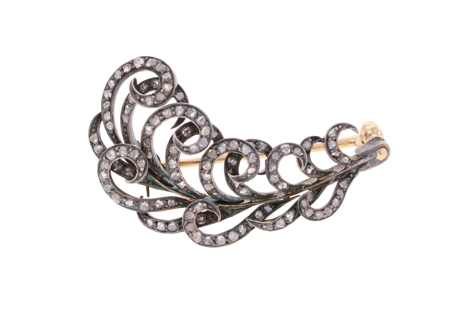 Broche plume XIXe s., argent, or et métal sertie de diamants facettés, h. 3.6 cm: Broche plume XIXe s., argent, or et métal sertie de diamants facettés, h. 3.6 cm ConditionBon état de conservation général pour un bijou d'époque. La sécurité