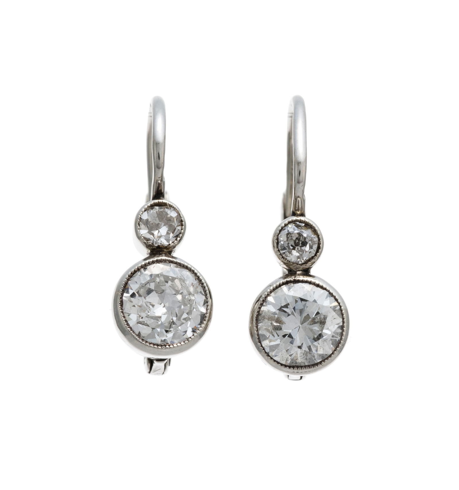 Paire de pendants d'oreilles fin XIXe ou début XXe s., or gris sertis de diamants taille ancien (1 of 3)